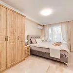 Deluxe And Garden Varna