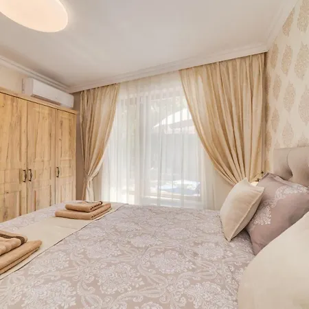 Deluxe And Garden Apartment