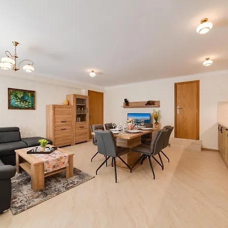 Deluxe And Garden 瓦爾納