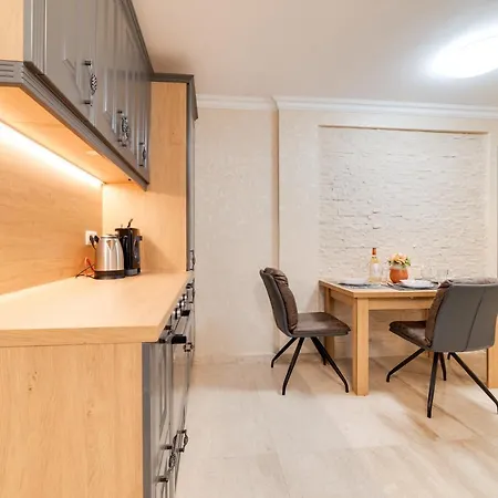 Deluxe&central Garden Warna