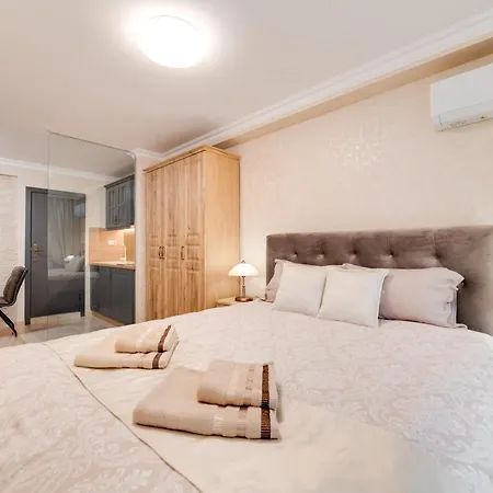 Deluxe&central Garden * Warna