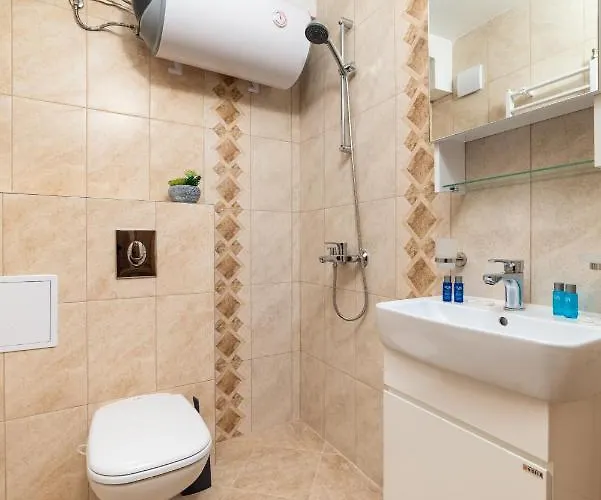 Deluxe And Garden 瓦爾納