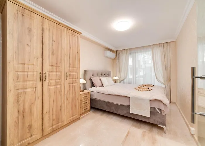 Deluxe And Garden 瓦爾納